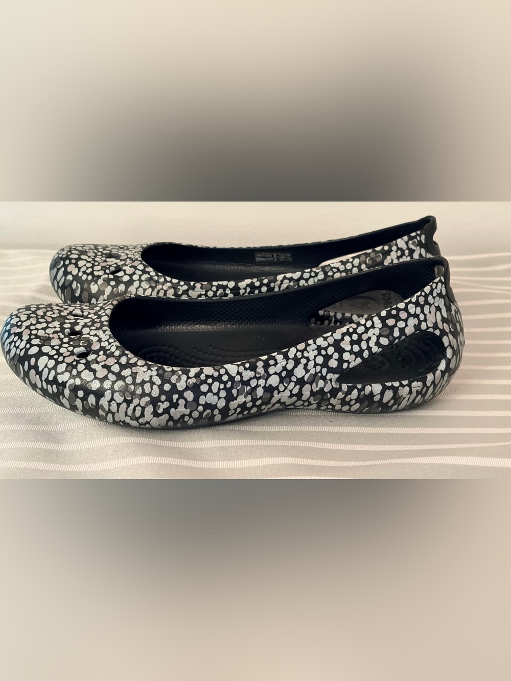 Crocs Women’s Kadee Ballet Flats Casual Slip On Black & White, SZ 7W